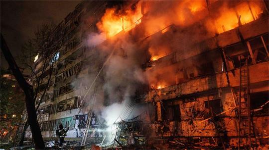 Ein Wohngebäude in Kiew brennt nach russischen Angriffen in der Nacht. 