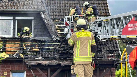Ein Wohnhaus in Immenbeck nahe Buxtehude brennt nach lautem Knall.