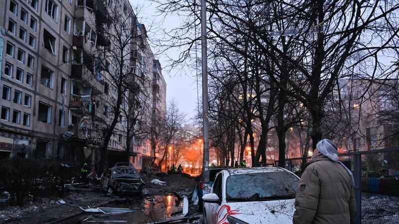 Ein Wohnhaus in Kiew wurde durch einen russischen Raketenangriff beschädigt.