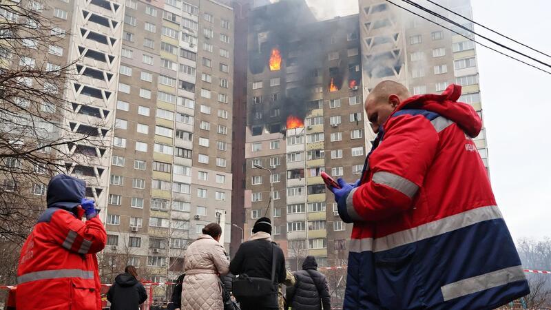 Ein Wohnhaus in der ukrainischen Hauptstadt Kiew steht nach einem russischen Raketenangriff in Flammen.