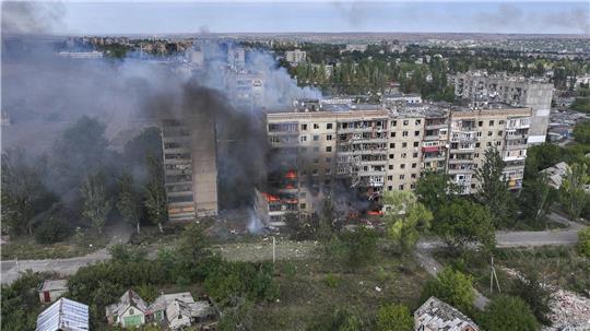 Ein Wohnhaus nach einem russischen Luftangriff in Kostjantyniwka in der ukrainischen Region Donezk.