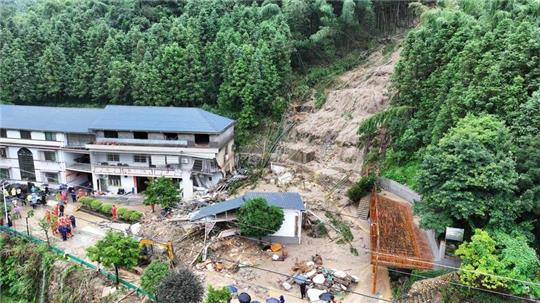 Ein Wohnhaus wurde durch einen Erdrutsch im Dorf Yuelin in der zentralchinesischen Provinz Hunan mitgerissen.