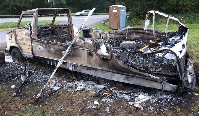 Ein Wohnmobil auf dem Parkplatz am Rand der Gemeinde Nottensdorf ist im Oktober 2012 unter mysteriösen Umständen ausgebrannt . Auch in diesem Fahrzeug boten Prostituierte ihre Dienste an. Archivfoto: Vasel
