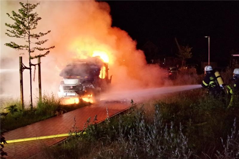 Ein Wohnmobil in Himmelpforten ist in der Nacht zu Sonnabend vollständig ausgebrannt. Foto: Feuerwehr