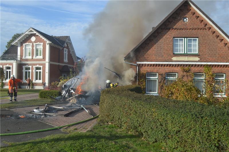 Ein Wohnmobil ist am Montagnachmittag in Jork komplett ausgebrannt. Fotos Polizei