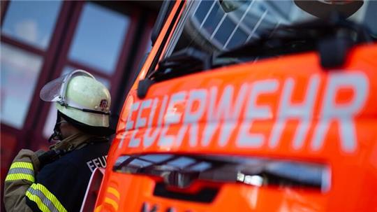 Ein Wohnwagen gerät in Brand und verursacht einen enormen Schaden.