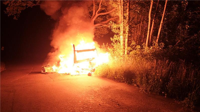 Ein Wohnwagen steht im Juni 2025 an der Bundesstraße 73 in Himmelpforten in Flammen. (Archivfoto)
