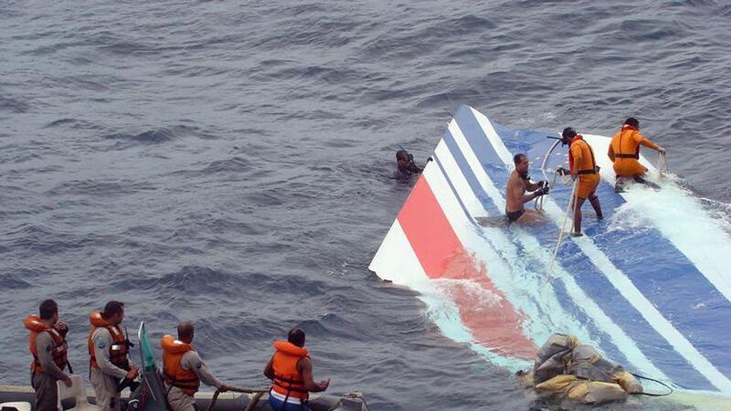 Todesflug Rio-Paris: Kein Ende der Aufarbeitung in Sicht Ein Wrackteil der abgestürzten Air-France-Maschine AF447 wird von einem Rettungsteam der brasilianischen Marine im Atlantik geborgen.