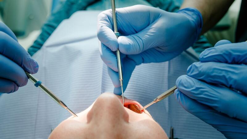Krankenkasse KKH meldet Millionenschäden durch Betrüger Ein Zahnarzt behandelt einen Patienten.