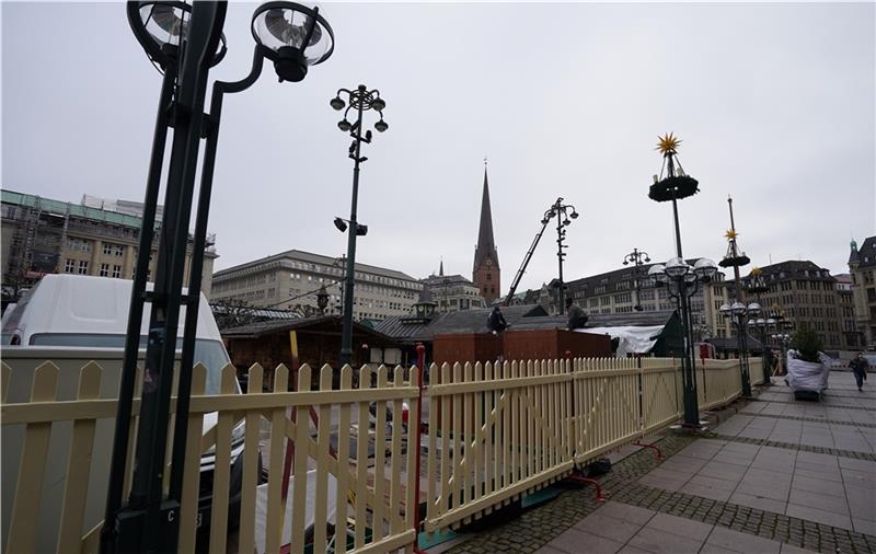 Ein Zaun ist um den Roncalli-Weihnachtsmarkt auf dem Rathausmarkt aufgebaut. Foto: Brandt/dpa