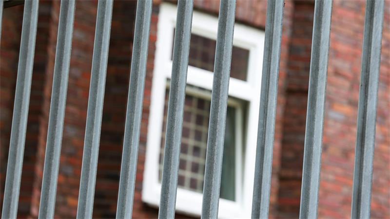 Ein Zaun und vergitterte Fenster - trotzdem gelang einem Häftling die Flucht.