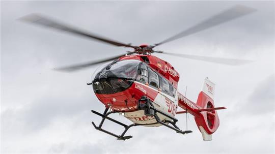 Ein Zehnjähriger gerät unter einen Traktor und wird schwer verletzt.