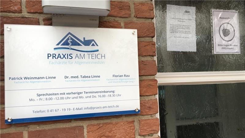 Ein Zettel an der Eingangstür weist auf die bevorstehende Schließung der Praxis hin. Fotos: Laudien/Lepèl