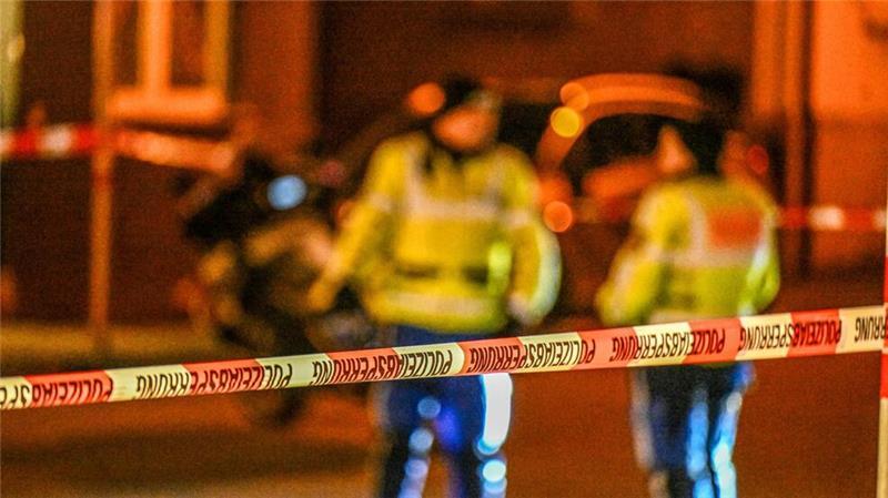 Angeschossen? Schwerverletzter in Stuttgart gefunden Ein Zeuge findet einen schwer verletzten Mann in Stuttgart - danach läuft ein Großeinsatz.