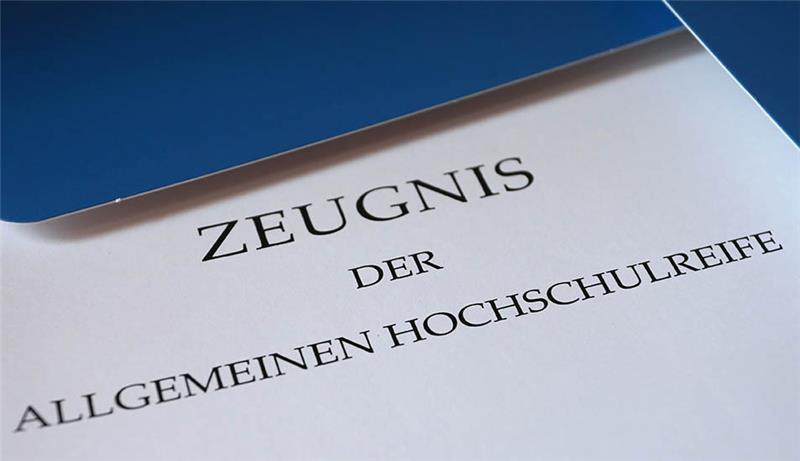 Ein Zeugnis der Allgemeinen Hochschulreife liegt auf einem Tisch. Foto: Karl-Josef Hildenbrand/dpa