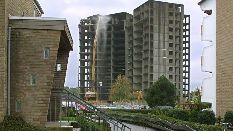 Ein Zeugnis von Großmannssucht: 30 Jahre lang ragte die Hochhaus-Ruine in Stotel in den norddeutschen Himmel. 2001 wurde sie abgerissen. 