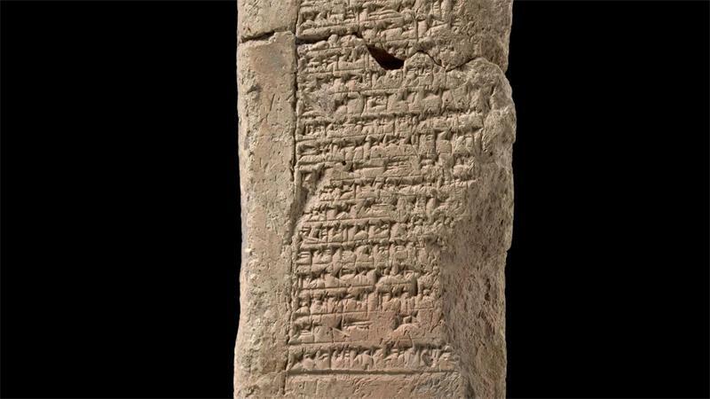 Studie: In der Antike gab es Zehntausende Sprachen Ein Ziegelfragment von der Zikkurat in Babylon mit der Inschrift des Königs Nebukadnezar II.