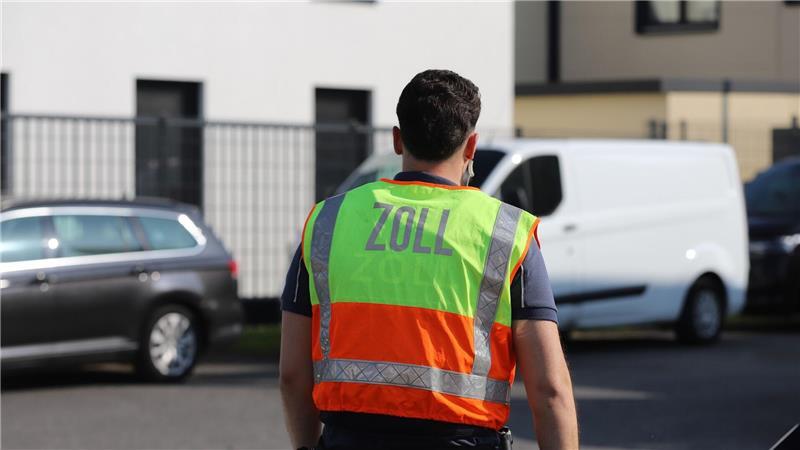 Nach Razzia auf dem Bau: Klingbeil möchte Gesetz verschärfen Ein Zöllner bei der Überprüfung einer Baustelle - immer wieder macht der Zoll Schwarzarbeiter ausfindig.