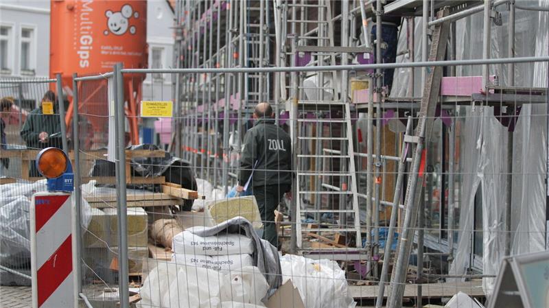 Ein Zollbeamter bei einer Kontrolle auf einer Baustelle im Stadtgebiet. Archivfoto: Lütt