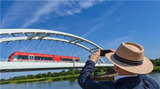 Ein Zug auf der Bahnbrücke über den Grenzfluss Oder zwischen dem polnischen Kostrzyn und auf deutscher Seite Küstrin-Kietz. Polen stellt das Fotografieren kritischer Infrastruktur unter Strafe, um sich besser vor Spionage zu schützen. (Archivbild)