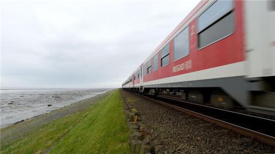 Ein Zug der DB Regio fährt über den Hindenburgdamm zwischen Sylt und Niebüll.
