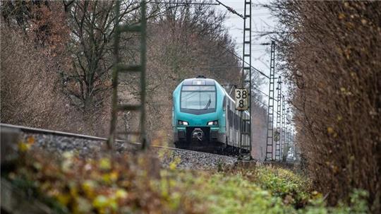 Ein Zug der Eurobahn fährt zwischen Lünen und Münster.