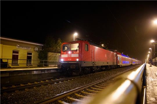 Ein Zug der Linie RE70 zwischen Hamburg und Kiel steht bei seinem Halt im Bahnhof von Brokstedt am Bahnsteig und wartet auf den Zustieg der Fahrgäste. Bei einer Messerattacke in einem Regionalzug von Kiel nach Hamburg sind zwei Menschen getötet und sieben verletzt worden. Foto: Gregor Fischer/dpa