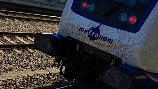 Ein Zug der Metronom Eisenbahngesellschaft steht im Hauptbahnhof von Hannover.