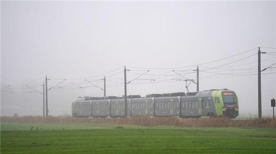 Ein Zug der Nordbahn fährt zwischen Glückstadt und Itzehoe.