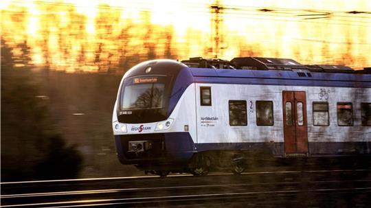 Ein Zug der Nordwestbahn (Symbolbild) ist mit ausgefallener Klimaanlage in Höhe Elsfleth liegengeblieben.