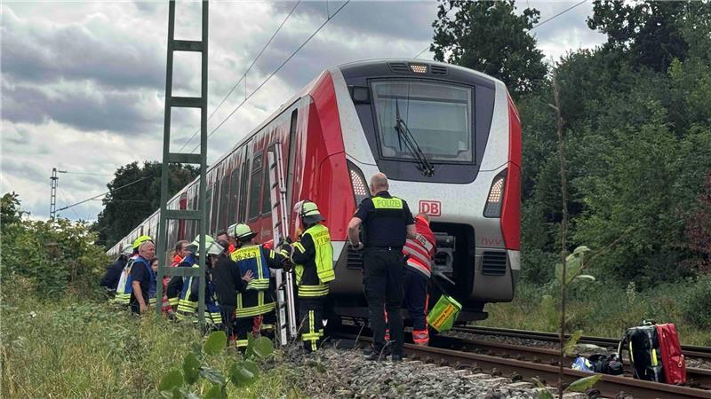Ein Zug der S5 steht kurz vor dem Bahnhof Dollern; Feuerwehr und Polizei sind im Einsatz. Am Mittwochmittag ist es zu einem tödlichen Unfall gekommen.