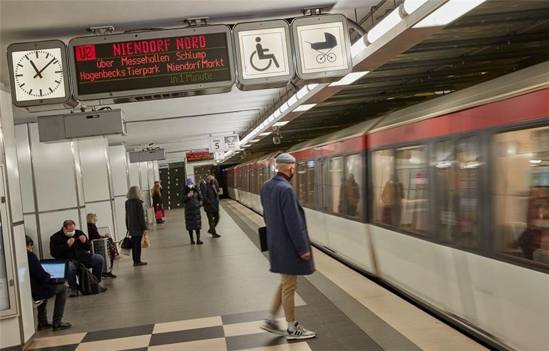 Ein Zug der U-Bahn-Linie U2 fährt an der U-Bahn-Station am Jungfernstieg ein.