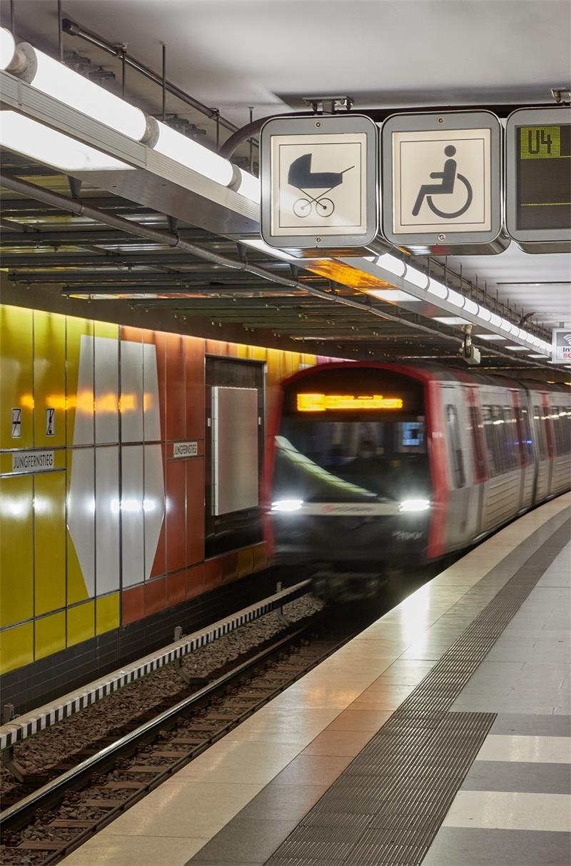 U-Bahn und Bus: Was die Hamburger Hochbahn in diesem Jahr plant Ein Zug der U-Bahn-Linie U4 fährt an der U-Bahn-Station am Jungfernstieg ein. Foto: Georg Wendt/dpa