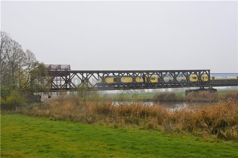 Ein Zug rollt über die vor 75 Jahren erstellte „Behelfsbrücke“ zwischen Hechthausen und Himmelpforten. Jetzt stehen Instandsetzungsarbeiten im unteren Bereich der Querung an, damit diese noch Jahrzehnte hält. Dafür wurde in den letzten Woch