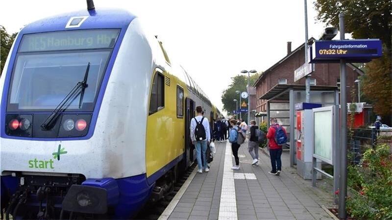Ein Zug von Start Unterelbe am Bahnhof Horneburg.