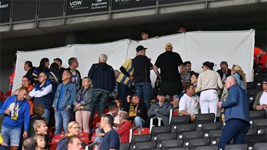 Ein Zuschauer ist nach einem Notfall bei der Zweitliga-Partie zwischen Eintracht Braunschweig und Dynamo Dresden gestorben.