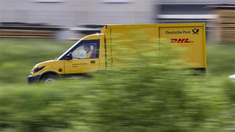 Ein Zusteller des Post-Konzerns DHL stellt mit einem elektrisch betriebenen Fahrzeug (Streetscooter) Post zu. (Symbolbild)