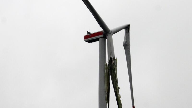 Abgeknickte Rotorblätter: Problem-Windpark weiterhin stillgelegt Ein abgebrochenes Rotorblatt in Alfstedt.