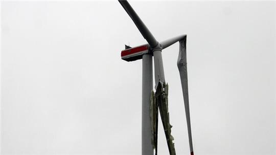 Ein abgebrochenes Rotorblatt in Alfstedt.