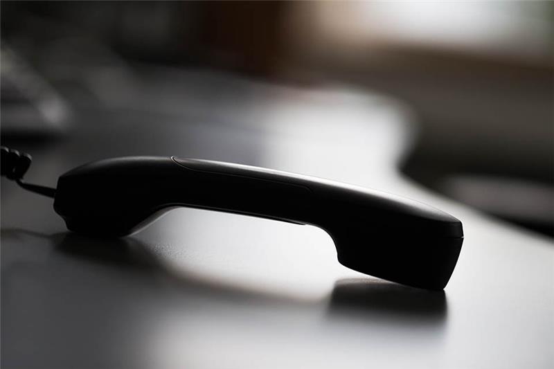 Ein abgelegter Telefonhörer. Foto: Rolf Vennenbernd/dpa