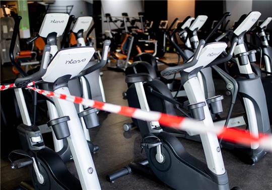 Ein abgesperrter Bereich in einem Fitnessstudio (Symbolbild). Foto: Hauke-Christian Dittrich/dpa