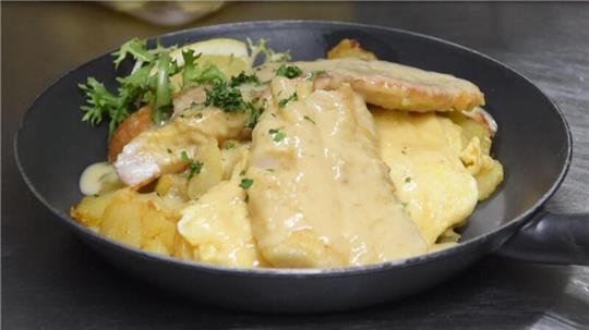 Ein absoluter Bestseller im „Dat Havenhuus“ ist der „Pannfisch“ mit Bratkartoffeln, Rührei, Rotbarsch und Senfsauce.