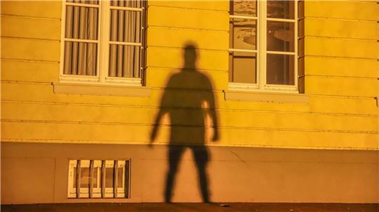 Ein älteres Ehepaar wurde im Dezember 2024 in Hagen im eigenen Haus brutal überfallen (Symbolbild). Die mutmaßlichen Täter stehen nun vor Gericht.
