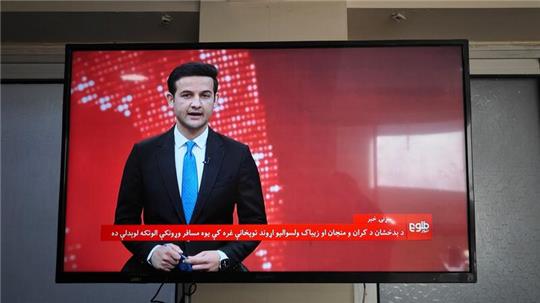 Ein afghanischer Fernsehsender berichtet über den Absturz des Passagierflugzeugs in der Provinz Badachschan.