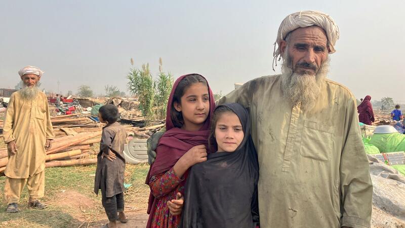 Drohende Abschiebung drängt Tausende Afghanen aus Pakistan Ein afghanischer Vater und seine Töchter stehen zwischen den Überresten eines Flüchtlingslagers am Stadtrand von Islamabad, das von Bulldozern abgerissen wurde.