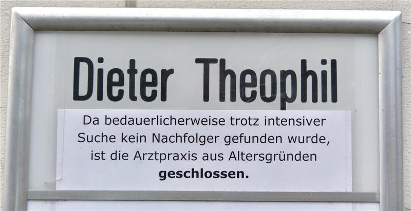Ein aktuelles Beispiel aus der Stadt Stade , wo eine Praxis aus Altersgründen geschlossen werden musste, weil es keinen Nachfolger gibt. Die Ärzte- versorgung in den Städten ist auf absehbare Zeit zwar gesichert, auf dem Land hingegen droht