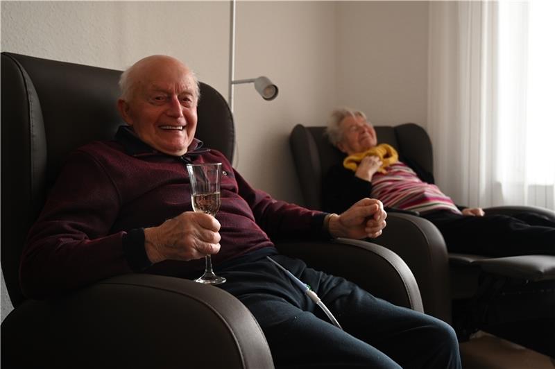 Ahlerstedt macht Pflegeangebot komplett - Neues Quartier fast fertig Ein (alkoholfreier) Sekt gehört zum Wellnesstag dazu: Helmut Alpers ist seit Kurzem Gast in der Tagespflege in Ahlerstedt. Foto: Ahrens