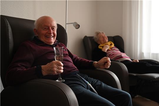 Ein (alkoholfreier) Sekt gehört zum Wellnesstag dazu: Helmut Alpers ist seit Kurzem Gast in der Tagespflege in Ahlerstedt. Foto: Ahrens