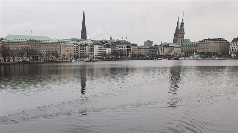 Randalierender Hotelgast springt in Hamburger Binnenalster Ein alkoholisierter Mann ist in die Hamburger Binnenalster gesprungen. Foto: Christian Charisius/dpa