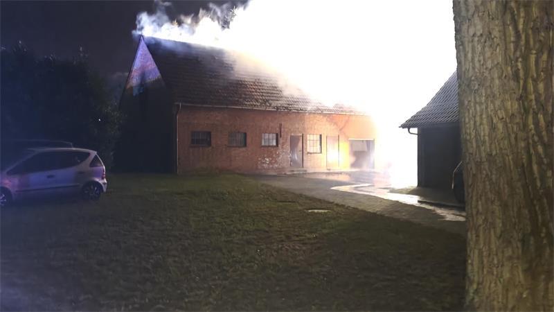 Trotz Rot über die Straße: Kind fährt nach Unfall einfach weiter Ein als Garage und Abstellraum genutztes Nebengebäude in der Elsdorfer Straße brannte nahezu vollständig aus.